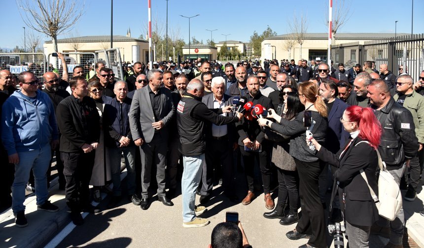 Grev askıya alındı, sendikalar Meclis önünde açıklama yaptı