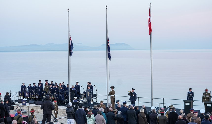 Anzak Koyu'nda geleneksel "Şafak Ayini" yapıldı