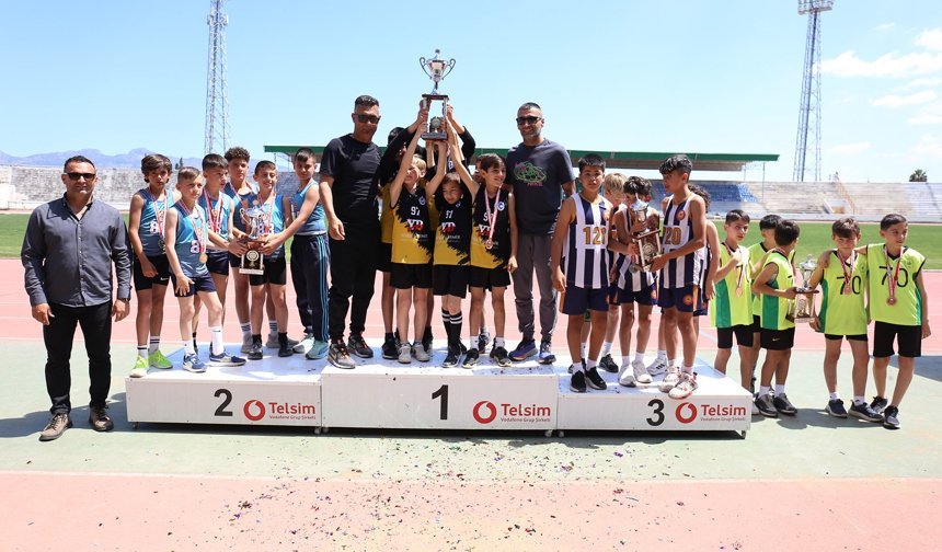 Şehit Hüseyin Akil İlkokulu çifte şampiyon