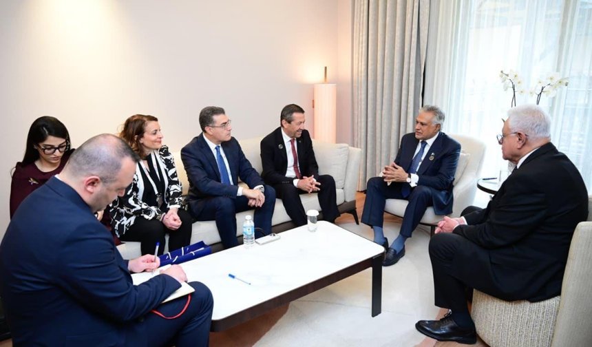 Dışişleri Bakanı Ertuğruloğlu, Pakistan Başbakan Yardımcısı ve Dışişleri Bakanı Ishaq Dar ile görüştü