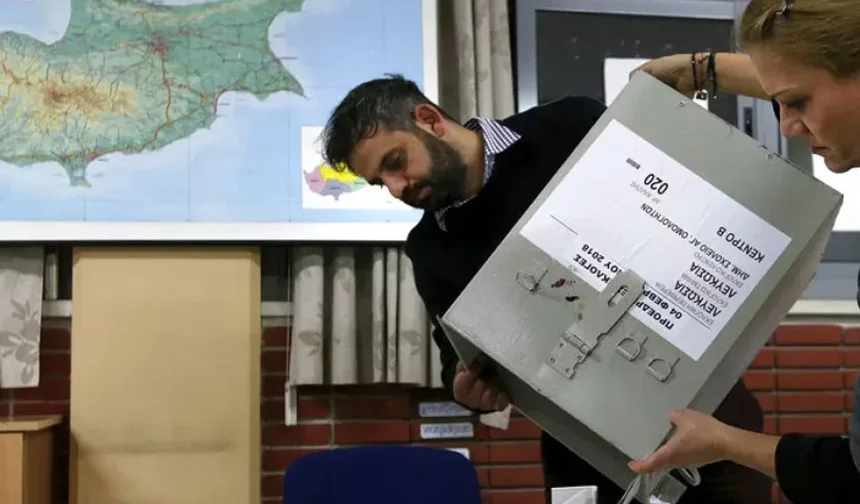 İngiltere'deki seçim afişlerine Kıbrıs Türk örgütlerinden tepki