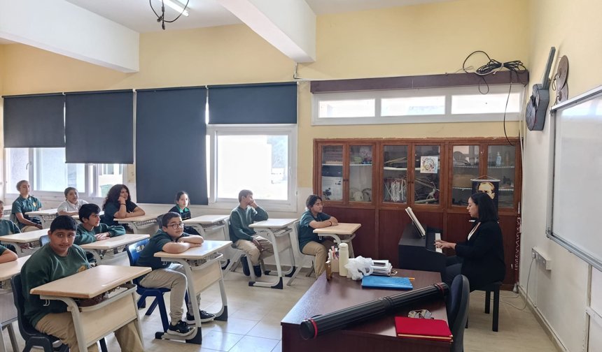 Okullara piyano ve perde bağışı...