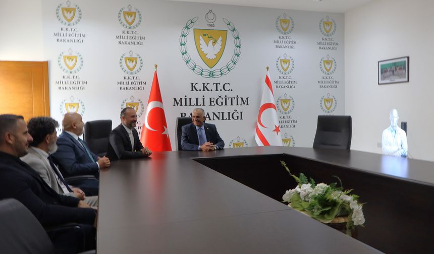 Çavuşoğlu, YDÜ heyeti ile birlikte yapay zeka tabanlı akademisyeni kabul etti