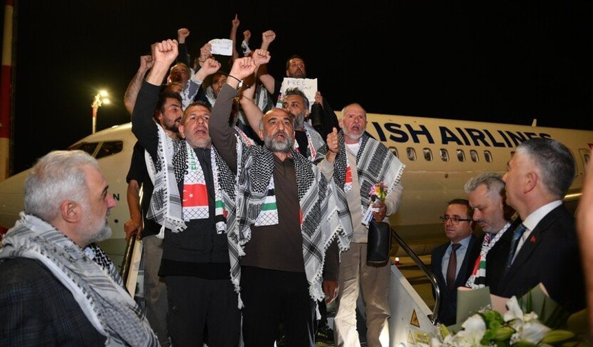 İsrail saldırısında alıkonulan Küresel Sumud Filosu aktivistleri Türkiye'ye getirildi