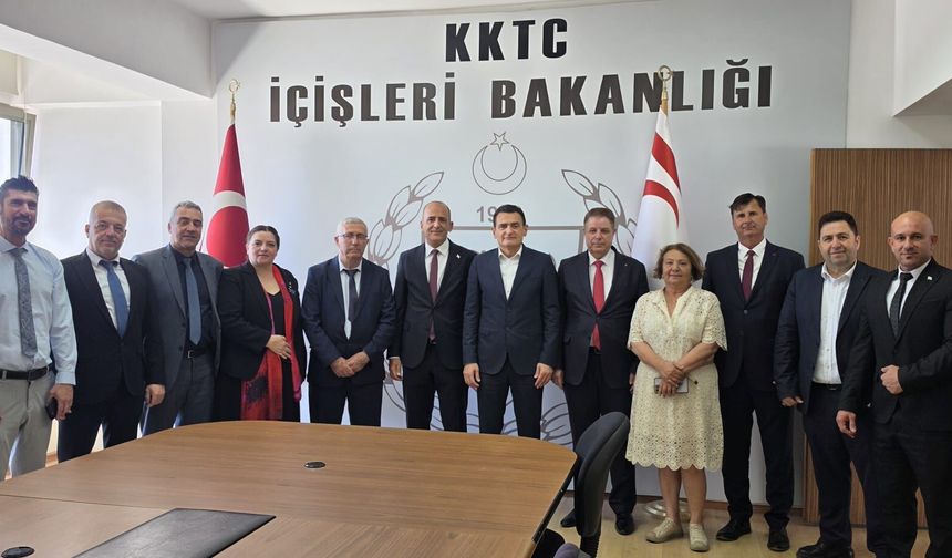 Oğuz, bakanlık merkezinde ve bağlı dairelerde görev yapan personelle bayramlaştı