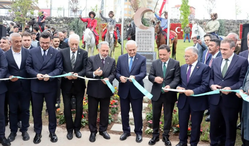 KKTC Aksakalı Oktay Öksüzoğlu Kayseri’de Türkoloji Zirvesi’ne katıldı