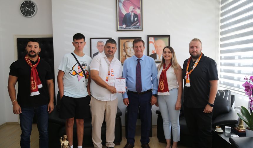 Bayındırlık ve Ulaştırma Bakanı Arıklı KKTC Galatasaraylılar Derneği'ni kabul etti