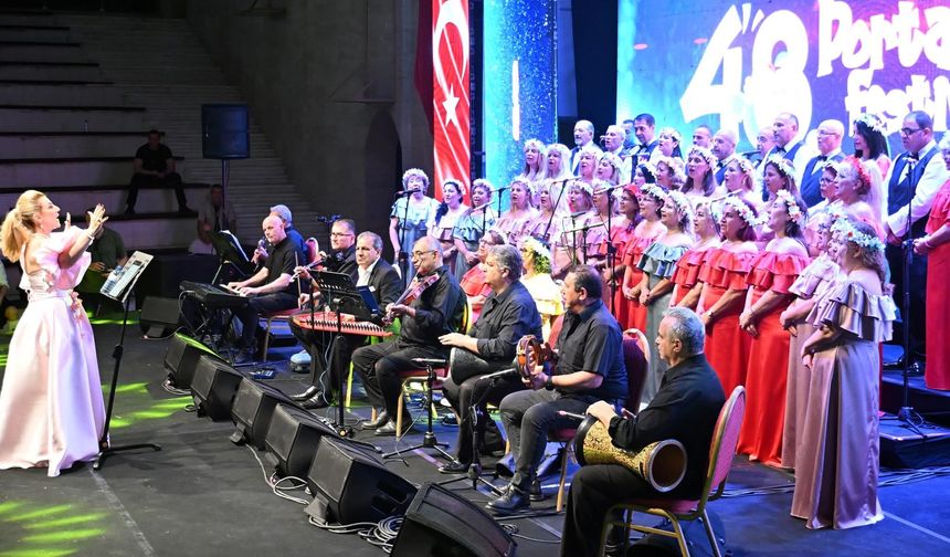 Bahar Esintileri Sanat Derneği Korosu Portakal Festivali’nde konser verdi