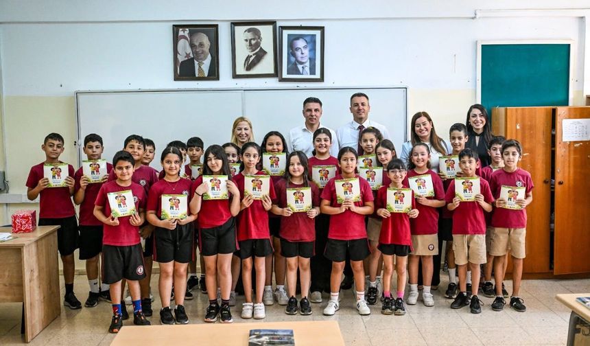 “Karlina’nın Hikayesi” öğrencilere karne hediyesi olarak dağıtıldı