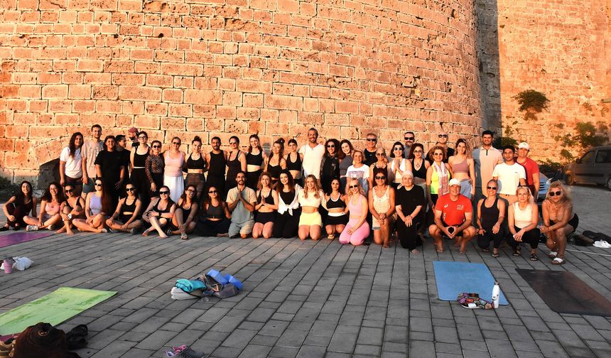 Dünya Yoga Günü Girne Antik Liman’da kutlandı