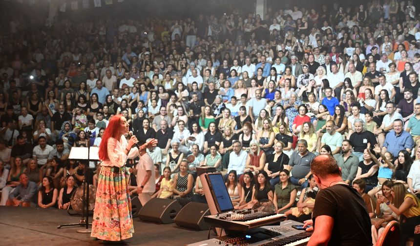 Güzelyurt Portakal Festivalinde Leman Sam sahne aldı