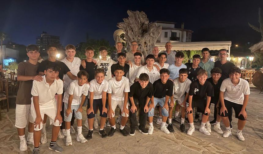 DTB U15 şampiyonluğu kutladı