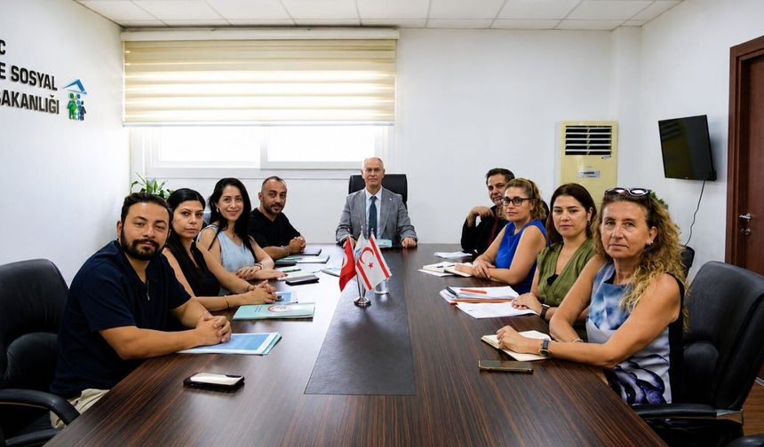 BAKAN HASİPOĞLU: “YENİ ECZACILAR BİRLİĞİ YÖNETİMİYLE YENİ BİR SAYFA AÇIYORUZ”