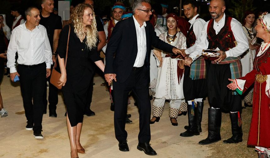 Erhürman ve eşi, 16. Uluslararası Lefkoşa Halk Dansları Festivalİ açılış törenine katıldı