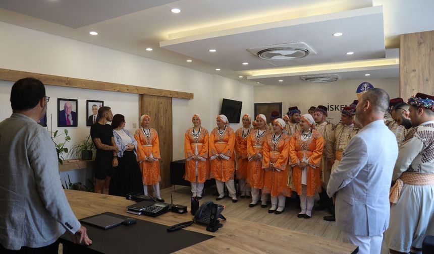 İskele Belediyesi Halk Dansları heyeti İskele Belediye Başkanı Sadıkoğlu’nu ziyaret etti