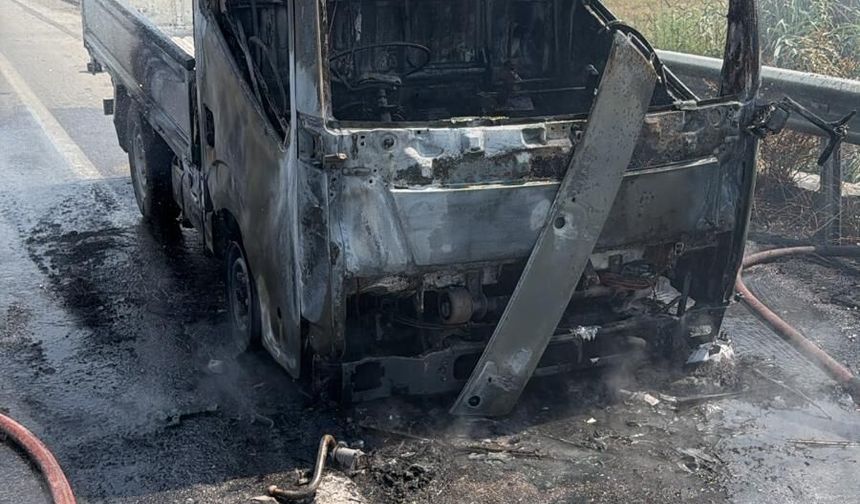 Turunçlu-Ulukışla kavşağı arasında seyir halindeki kamyonet yandı