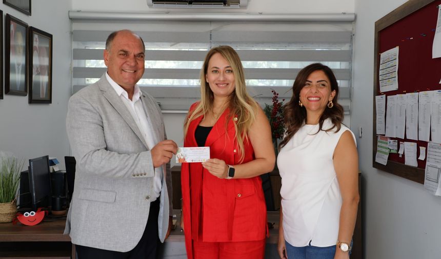Karavezirler, anaokulu ve ilkokul öğrencileri için hazırlanan eğitim çeklerini müdürlere teslim etti