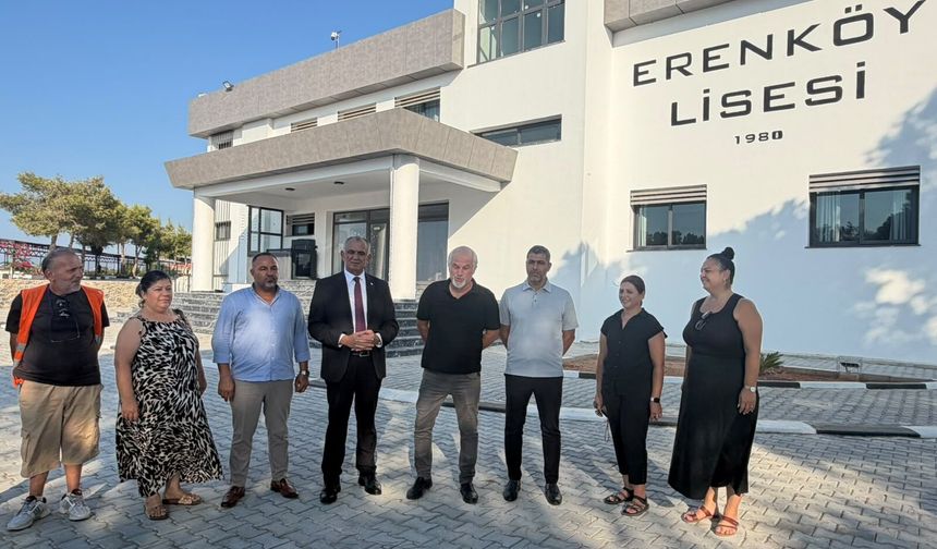 Bakan Çavuşoğlu Erenköy Lisesi’ni ziyaret etti