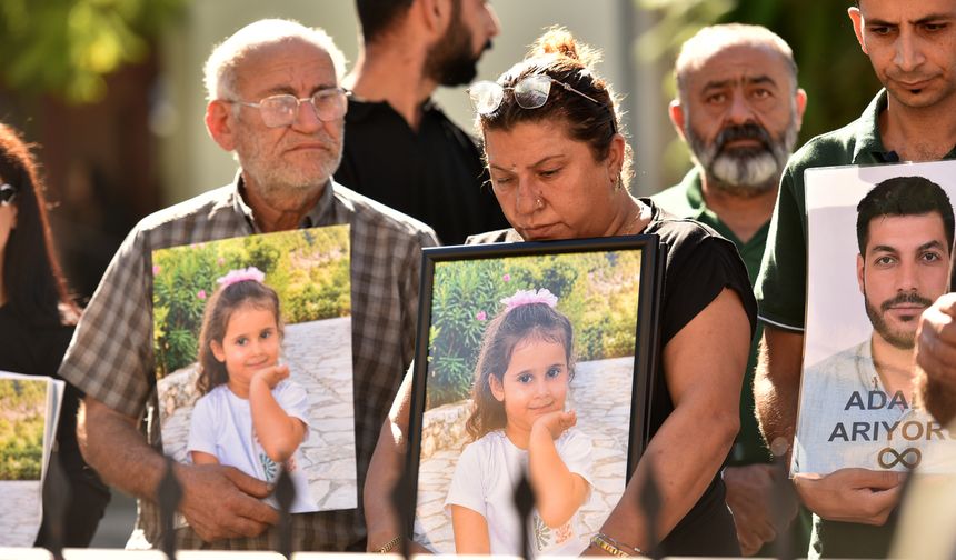 Gemi kazasında yakınlarını kaybeden aileler, Girne Mahkemesi önünde adalet çağrısında bulundu