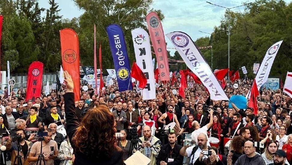 Başbakan Üstel Meclis grubuyla yaptığı toplantının ardından sendikalarla yeniden görüşeceğini söyledi