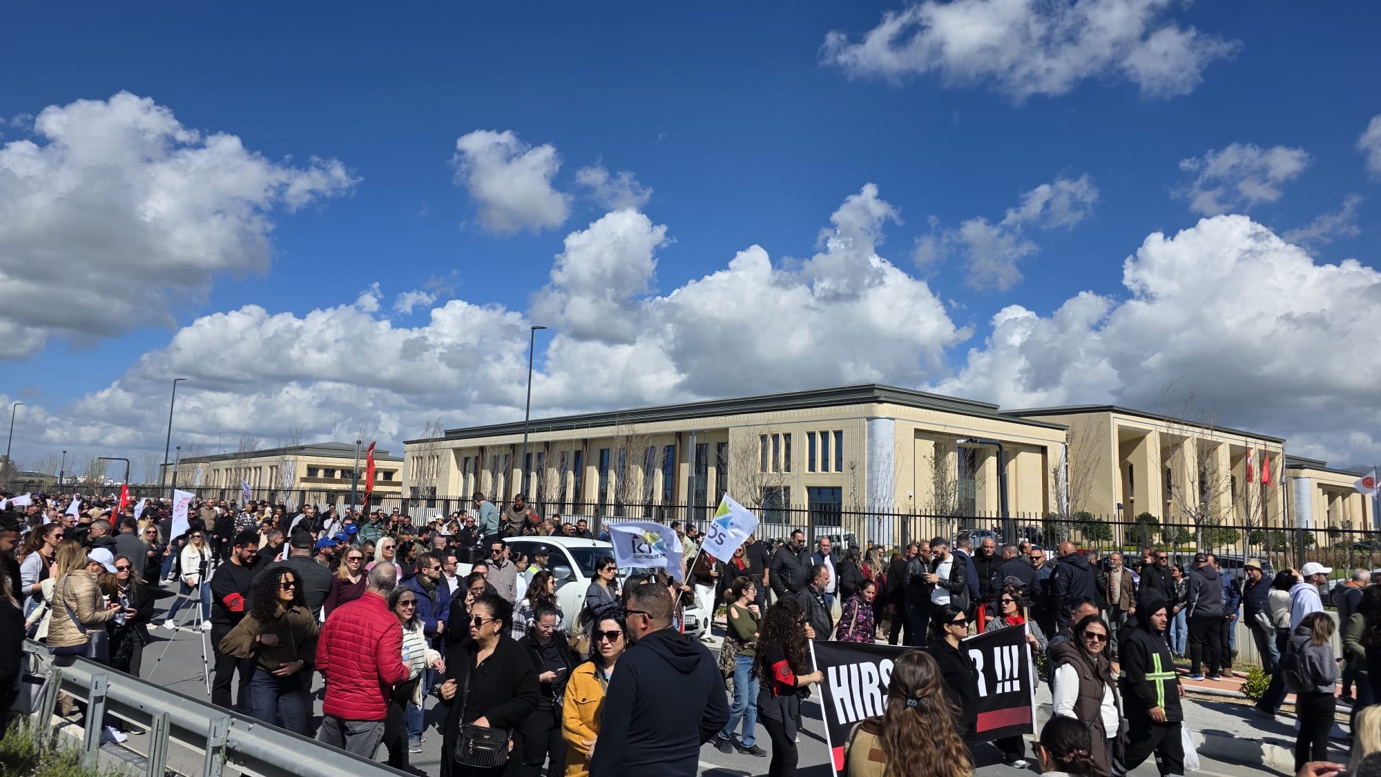 Sendikalar genel grevde: Sendika başkanları Başbakan Üstel ile görüşüyor