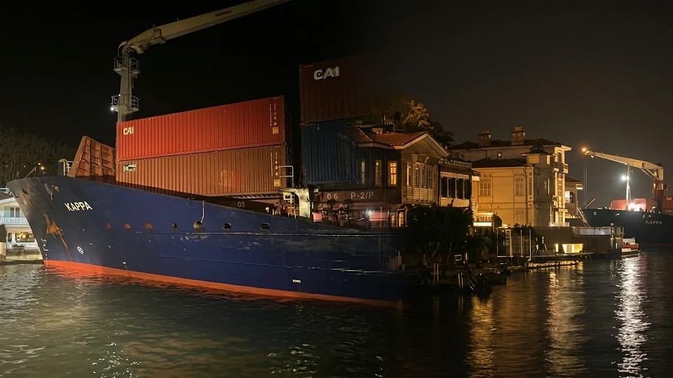 İstanbul Boğazı’nda gemi alarmı: “KAPPA” yalıya metreler kala karaya oturdu