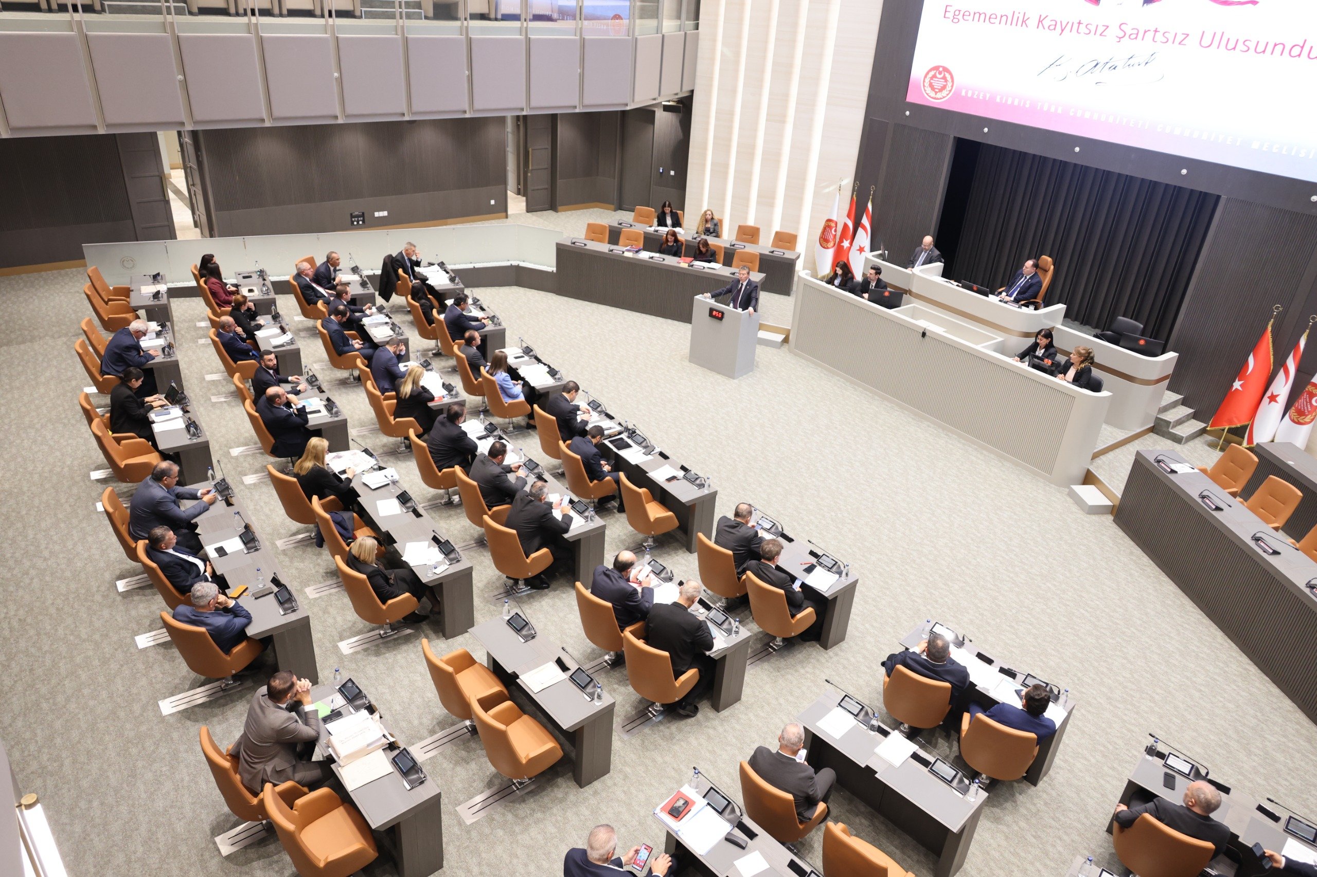 Meclis’te bütçe ve yönetim tartışması: Çavuşoğlu’ndan yatırım savunması, Şahali’den “mali kriz” çıkışı