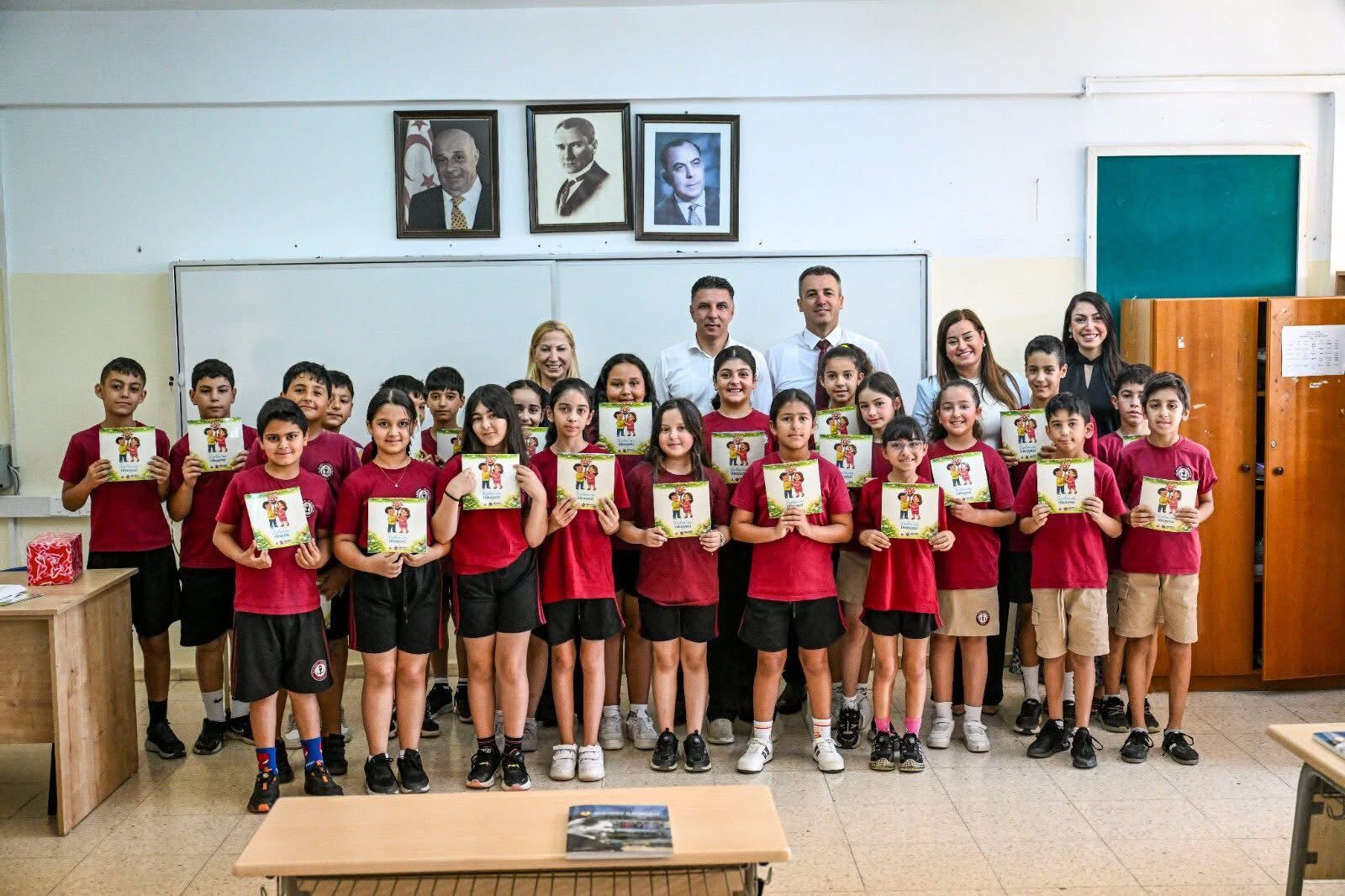 “Karlina’nın Hikayesi” öğrencilere karne hediyesi olarak dağıtıldı