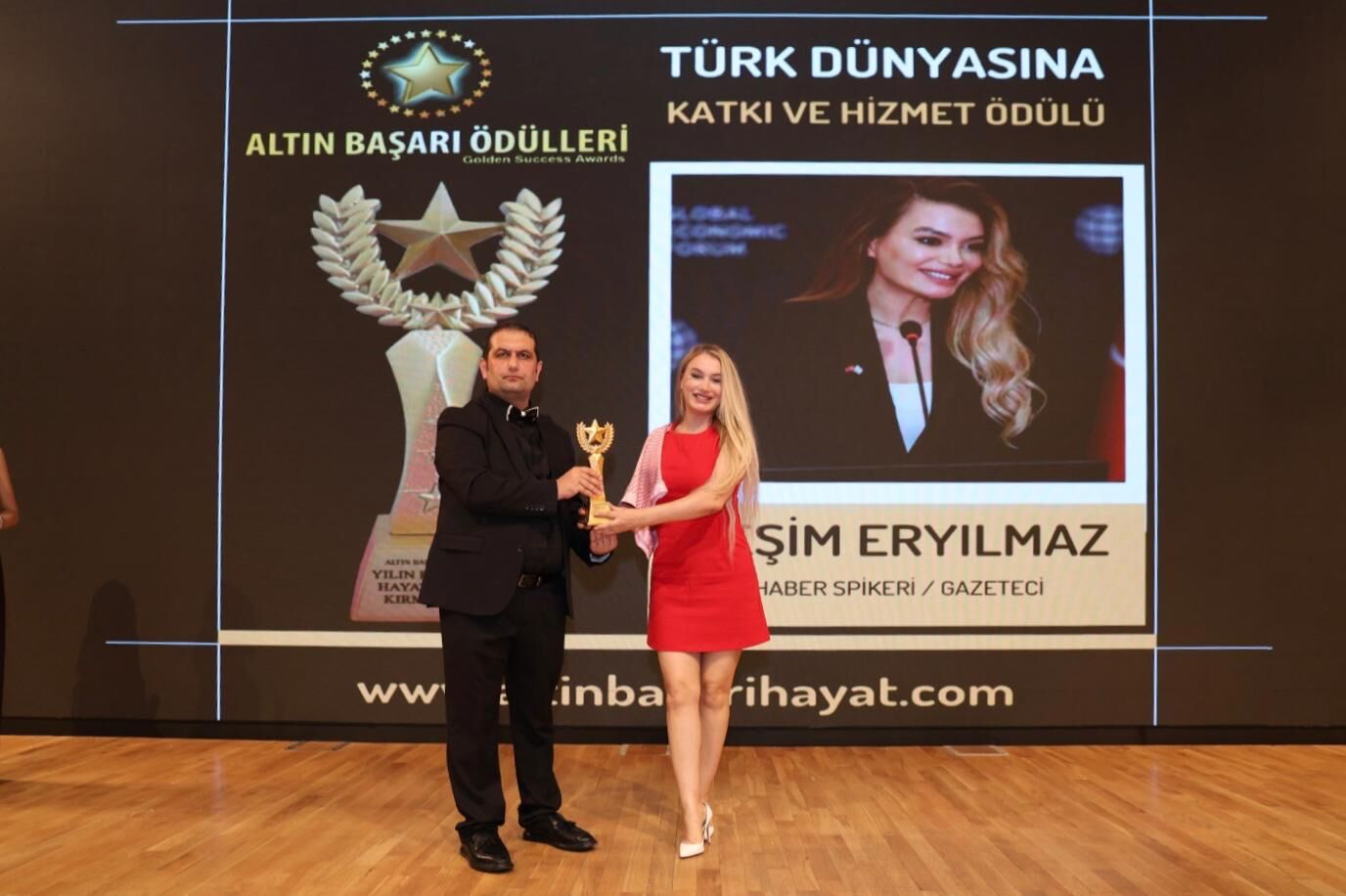 Sunucu Yeşim Eryılmaz'a Türk Dünyasına Katkı ve Hizmet Ödülü