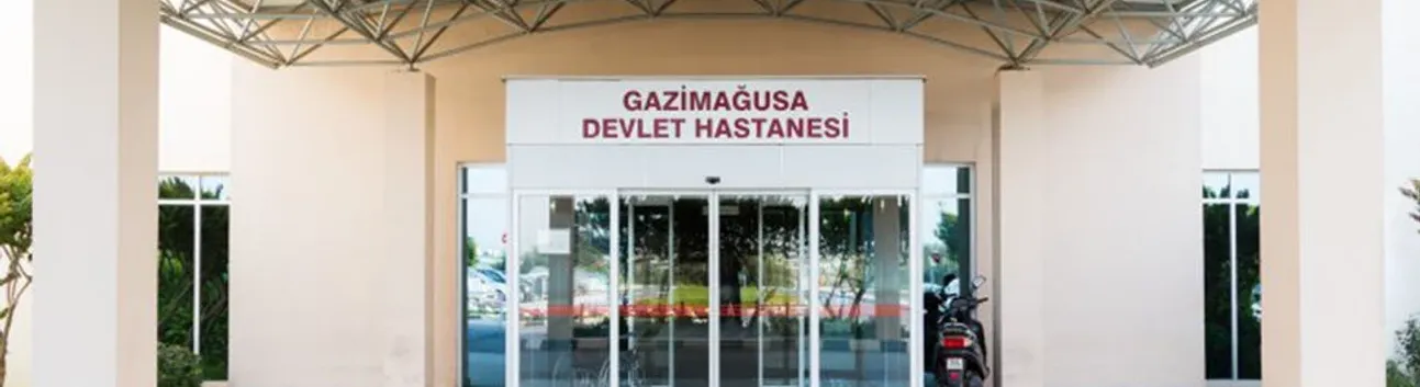 Gazimağusa Devlet Hastanesi’nde tedavi edilmediğini iddia eden alkollü şahıs kapı camını kırdı