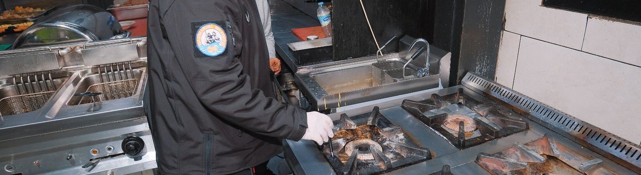 Gazimağusa Belediyesi'nden surlar içinde gece denetimi… 3 işyerine ihbar verildi, tarihi geçmiş ürünler toplatıldı
