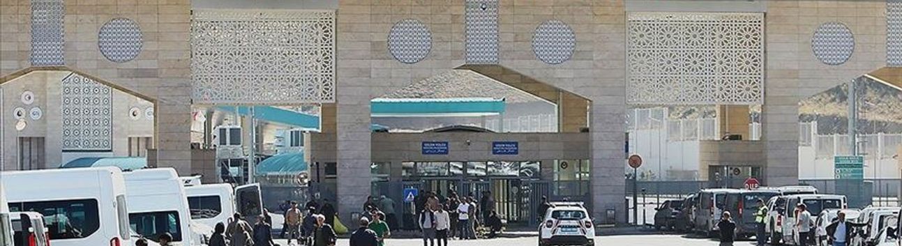 Türkiye-İran sınırındaki gümrük kapılarında günübirlik yolcu geçişleri durduruldu